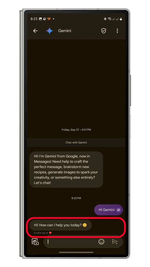 Ein Handy-Bildschirm zeigt einen Chat mit Gemini von Google Messages, in dem gefragt wird, wie er he