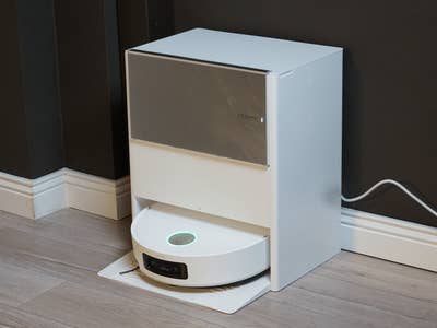 Ein Dreame Aqua10 Ultra Track Roboterstaubsauger, der in einem modernen Zuhause angedockt ist.