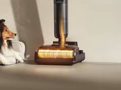 Ein Dreame H15 Pro Staubsauger mit einem Hund in der Nähe, der seine Reinigungsfunktion hervorhebt.