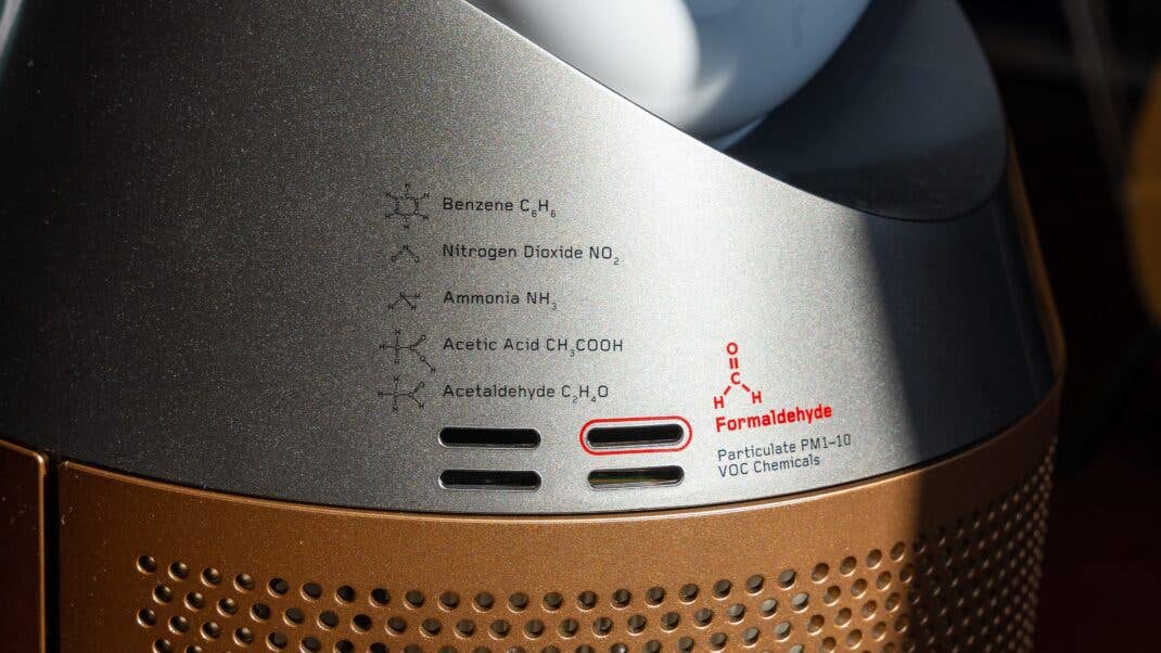 Die Sensoren zur Erkennung der Luftqualität sitzen seitlich am Gehäuse. Dyson PH04 Sensoren