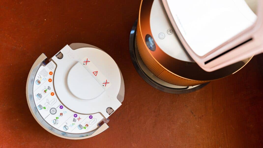 Den Wassertank schiebt Ihr auf Rollen unten im PH04 ein. Dyson PH04 Wassertank