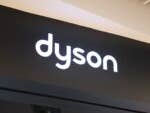 Dyson-Shop-Schild mit dem Markennamen in Weiß auf schwarzem Hintergrund.