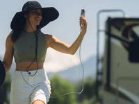 EcoFlow Power Hat mit Smartphone in der Hand