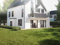 EcoFlow Balkonkraftwerk an einem weißen Haus mit grünem Garten