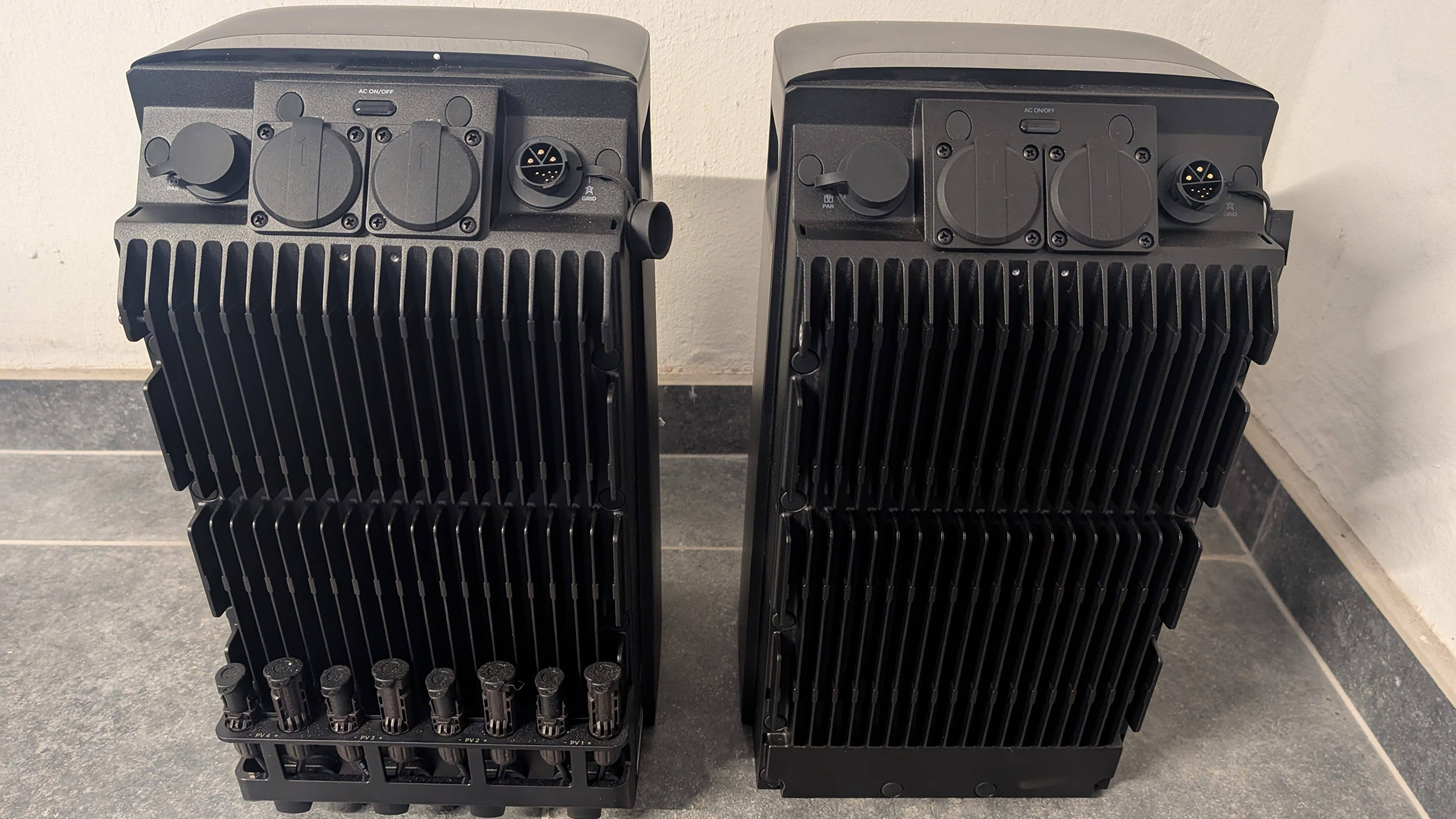 Ecoflow Stream Ultra (links) und AC Pro (rechts) Rückseite