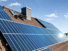 PV-Anlage auf Hausdach, Sinnbild Einspeisevergütung