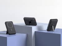 Drei Eissix-Powerbanks auf Podesten, die schlanke schwarze Designs präsentieren.