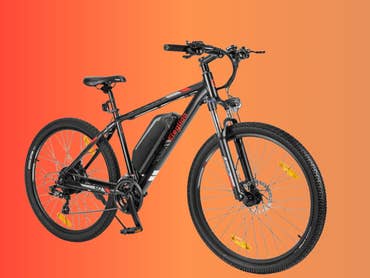 Schwarzes Eleglide M2 E-Bike mit Akku, vor einem orangefarbenen Verlaufshintergrund.