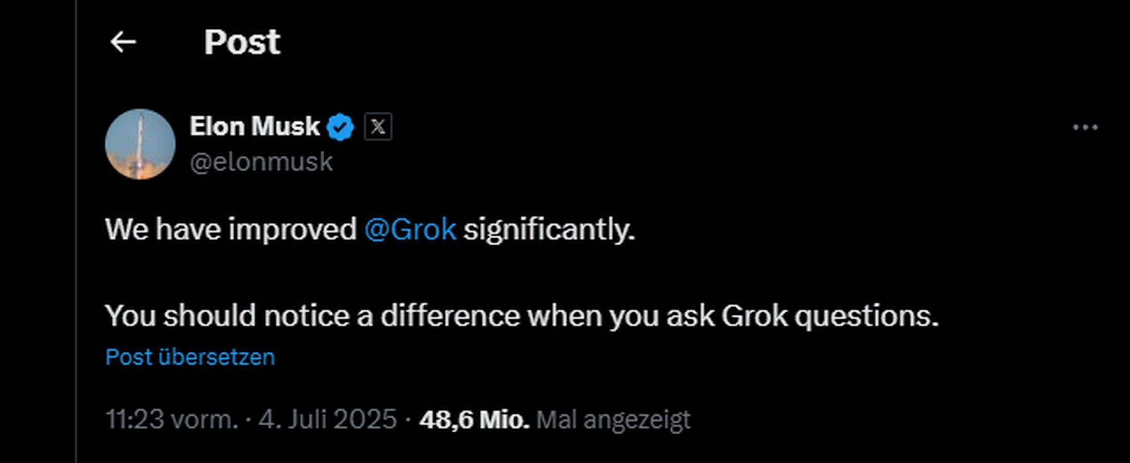 Tweet von Elon Musk über Verbesserungen an Grok, mit Hinweis auf bemerkbare Unterschiede in den Antworten.