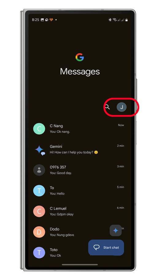 Die Oberfläche der Google Messages-App zeigt die letzten Chats und ein Suchsymbol.