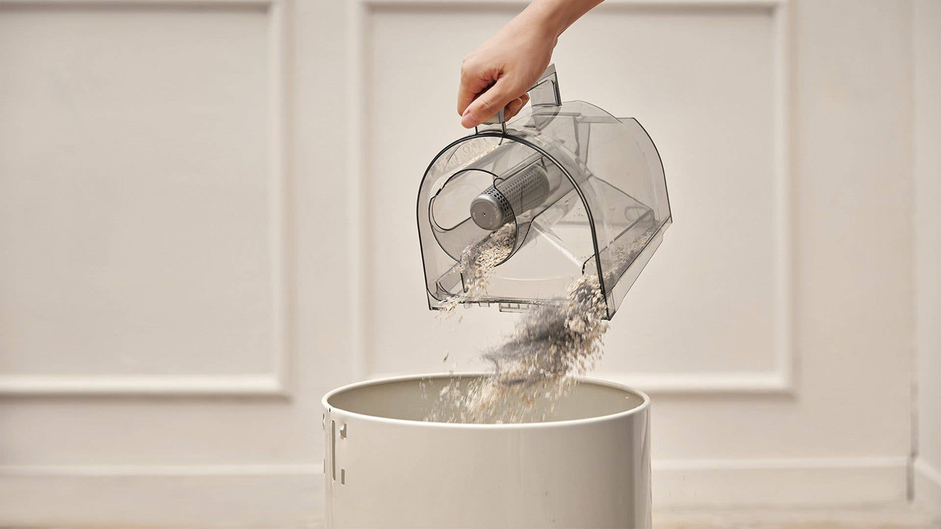 Staubbehälter des Eureka Apollo entleeren