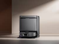 Ein Eureka J15 Max Ultra Saugroboter auf einer flachen Oberfläche in einem modernen Raum.