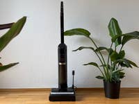 Eureka RapidWash 730 Nass- und Trockensauger neben einer Topfpflanze.