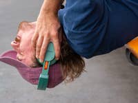 Ben mit den Fairbuds XL auf dem Kopf.