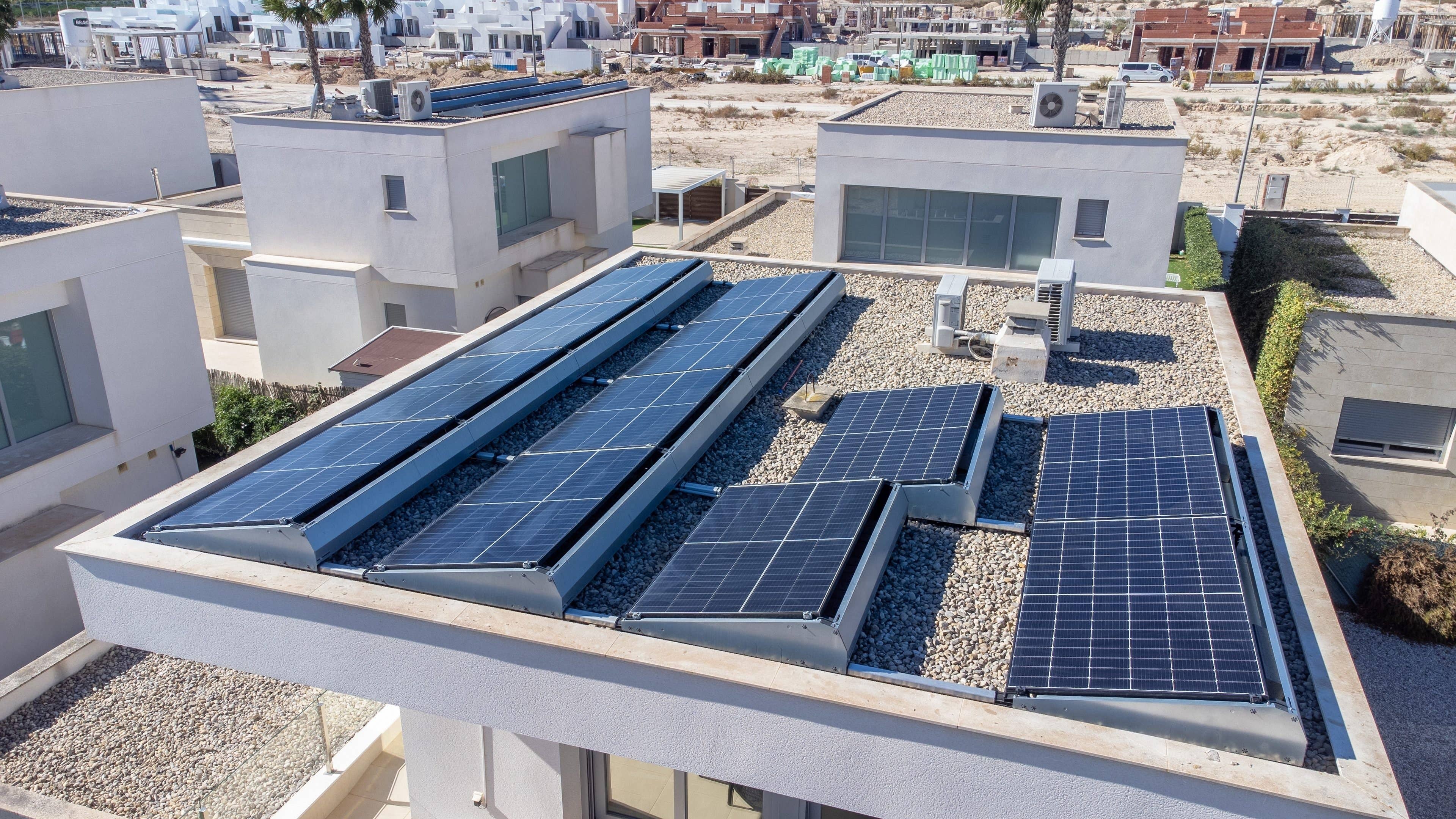 PV-Module auf Hausdach, Sinnbild für PVT-Module