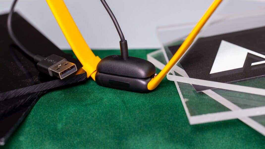 Der Lade-Clip ist derselbe wie beim Vorgängermodell. Ladeclip Fitbit Inspire 3.