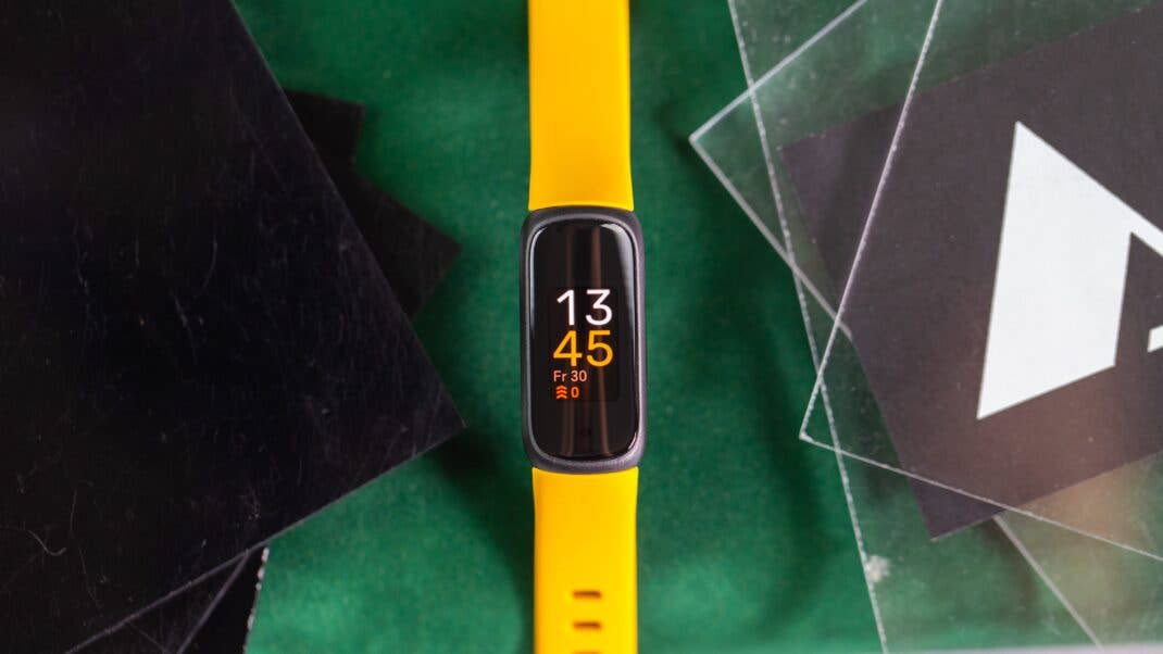 Das Display bietet jetzt Farben und setzt auf OLED-Technologie. Die Fitbit Inspire 3 auf einem Produktbild.