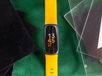 Die Fitbit Inspire 3 auf einem Produktbild.