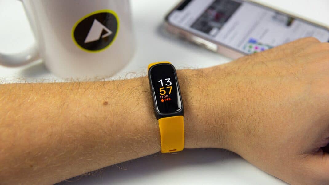 Für große Handgelenke legt Fitbit ein größeres Band in den Lieferumfang. Fitbit Inspire 3 am Handgelenke.