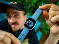 Ben, der die Fitbit Versa 4 in der Hand hält.