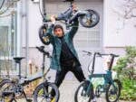 Redakteur Ben mit verschiedenen faltbaren E-Bikes