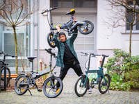 Redakteur Ben mit verschiedenen faltbaren E-Bikes