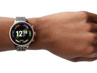 Fossil Smartwatch der 6. Generation mit Edelstahl-Armband am Arm.