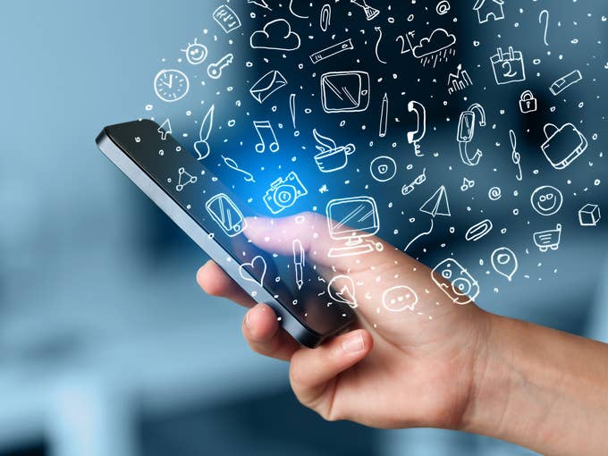 Viele App-Symbole, die auf dem Display eines Smartphones zu sehen sind