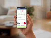 Eine Person hält ein Smartphone, das einen freenet-Plan für 25 GB Telekom Allnet Flat für 9,99 € zeigt.