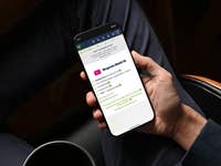 Eine Hand hält ein Smartphone mit den Details zum Telekom MagentaMobil XL Tarif.