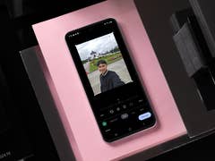 Ein Samsung Galaxy S24 FE, das ein Selfie mit einem Parkhintergrund zeigt.