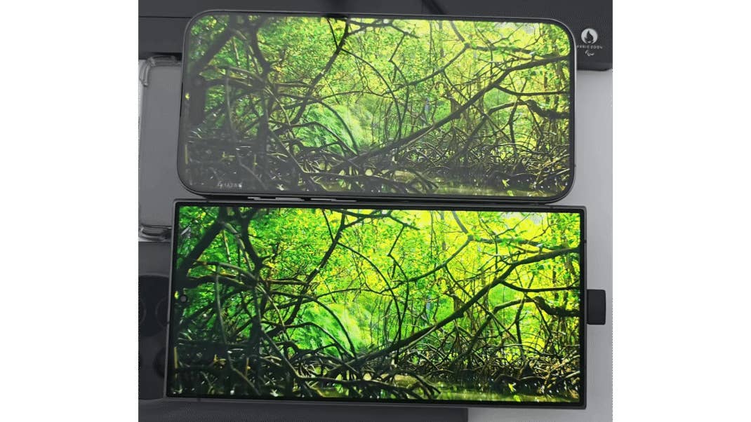 Die Displays des S24 Ultra und des iPhone 15 Pro Max direkt untereinander. Die Displays des S24 Ultra und des iPhone 15 Pro Max direkt untereinander.