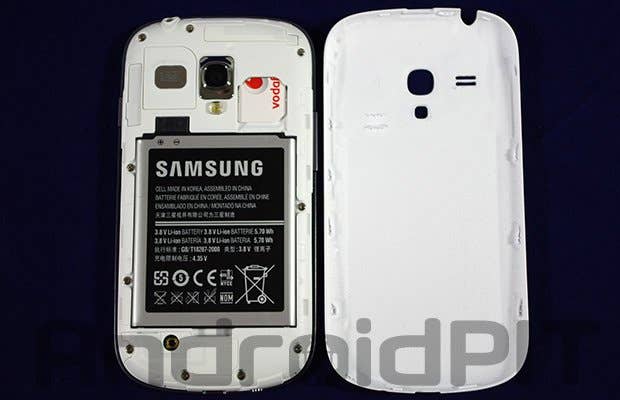 Rückansicht eines Samsung-Handys mit herausgenommenem Akku und SIM-Kartensteckplatz, auf blauem Hintergrund.