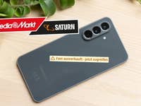 Samsung Galaxy A56 Smartphone auf einer Holzoberfläche mit Logo von MediaMarkt