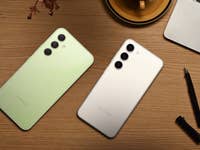 Galaxy S23 und A54 liegen nebeneinander auf einem Holztisch