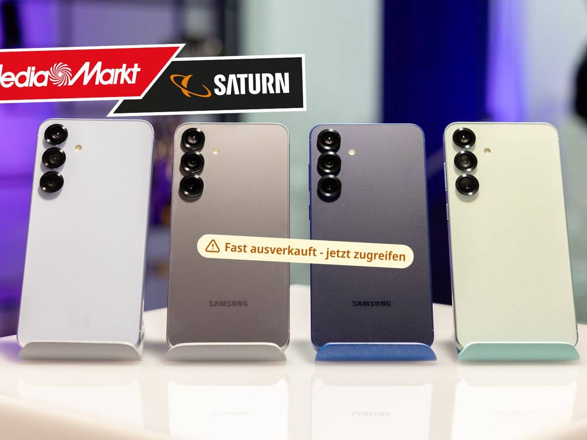 Akute Ausverkauf-Gefahr: MediaMarkt wirft Galaxy S25 Ultra zum Rekordpreis raus Vier Samsung Galaxy S25 Smartphones auf einem Ständer mit den Logos von Media Markt und Saturn.