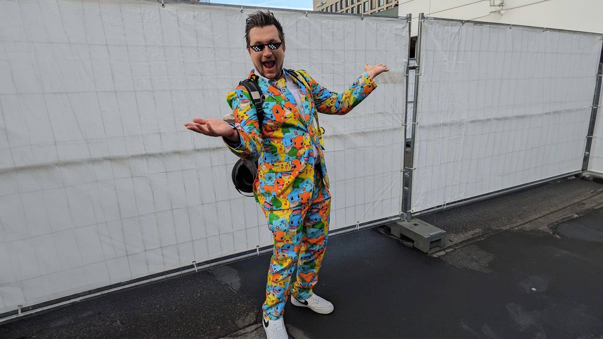 Mann in Pokémon-Anzug