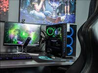 Gaming PC Setup mit bunten Lichtern