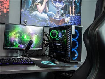 Gaming PC Setup mit bunten Lichtern