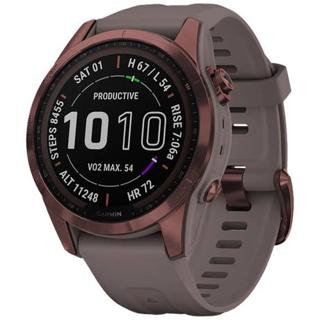 Garmin Fénix 7S Sapphire Solar - Seite mit Band schräg - Mokka Garmin Fénix 7S Sapphire Solar - Seite mit Band schräg - Mokka