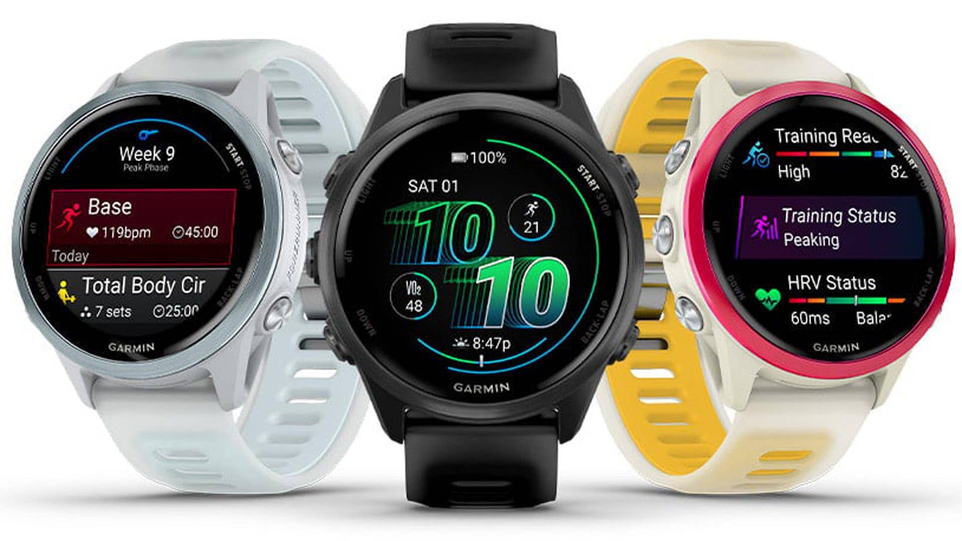 Drei Garmin Forerunner 570 Smartwatches zeigen Fitnessmetriken und Trainingsstatus an.