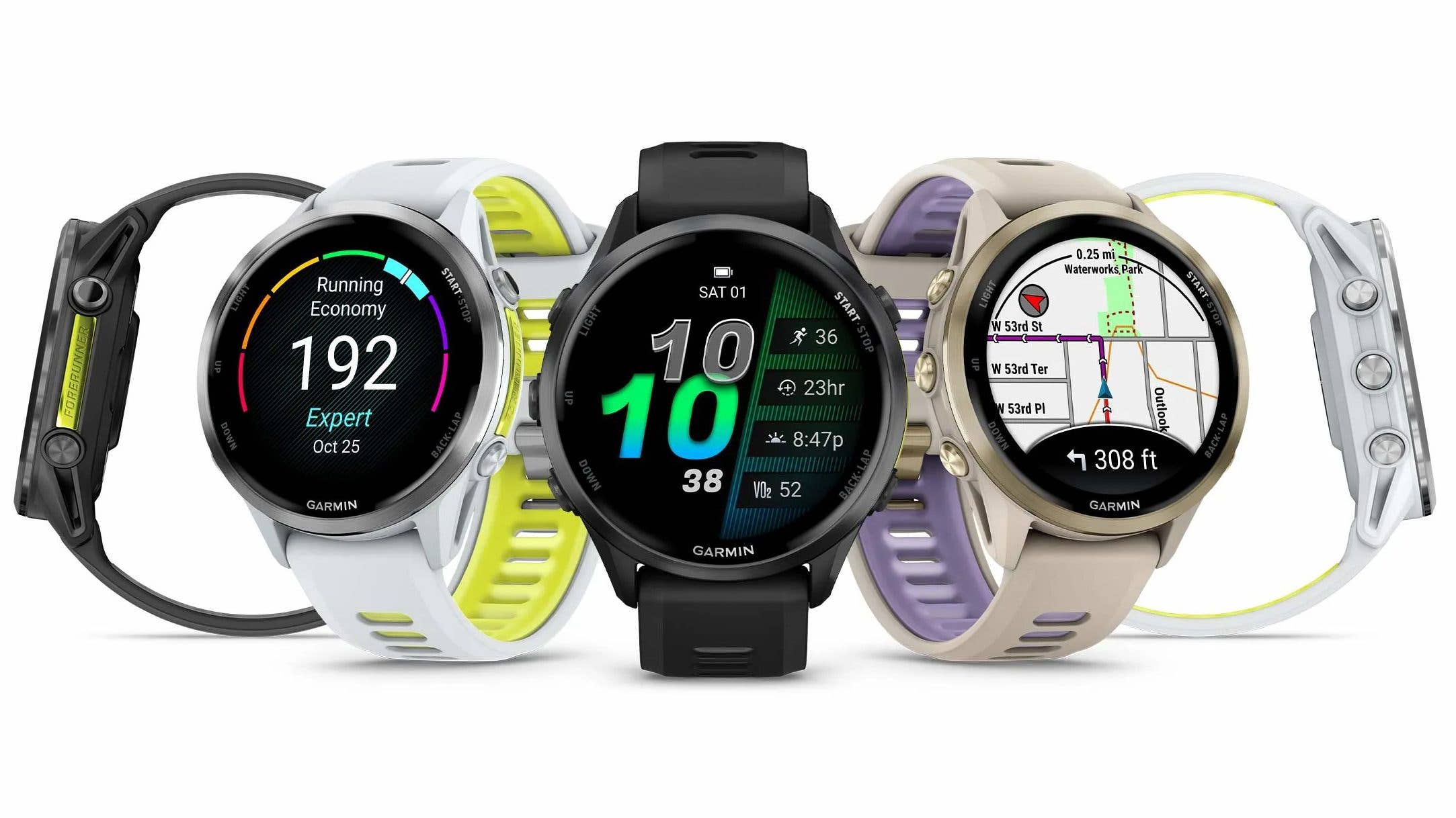 Drei Garmin Forerunner-Smartwatches, die verschiedene Fitnessmetriken und Navigationsfunktionen anzeigen.