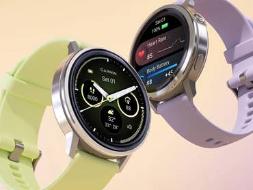 Zwei Garmin Venu 4 Smartwatches in verschiedenen Farben, die Fitnessmetriken und Uhrzeit anzeigen.