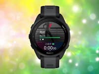 Garmin Forerunner 165-Uhr zeigt einen Bildschirm im Laufmodus mit Statistiken und einem lebhaften Hintergrund.