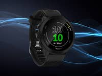 Garmin Forerunner 55 vor dunklem Hintergrund