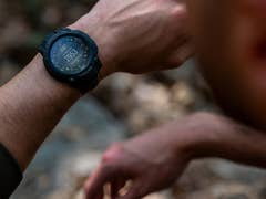 Nahaufnahme einer Garmin Instinct 3 Tactical Edition-Uhr am Handgelenk, die ein digitales Display mit der Anzeige 2933 zeigt.