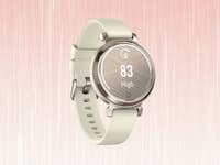 Garmin Lily 2 Smartwatch mit hellem Armband, das '83 Hoch' anzeigt.