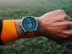 Eine Nahaufnahme einer Garmin Fenix 8 Smartwatch an einem Handgelenk, die Uhrzeit und Datum anzeigt.