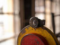 Eine Garmin Fenix 8-Uhr liegt auf einer Gewichtsscheibe in einem Fitnessstudio.