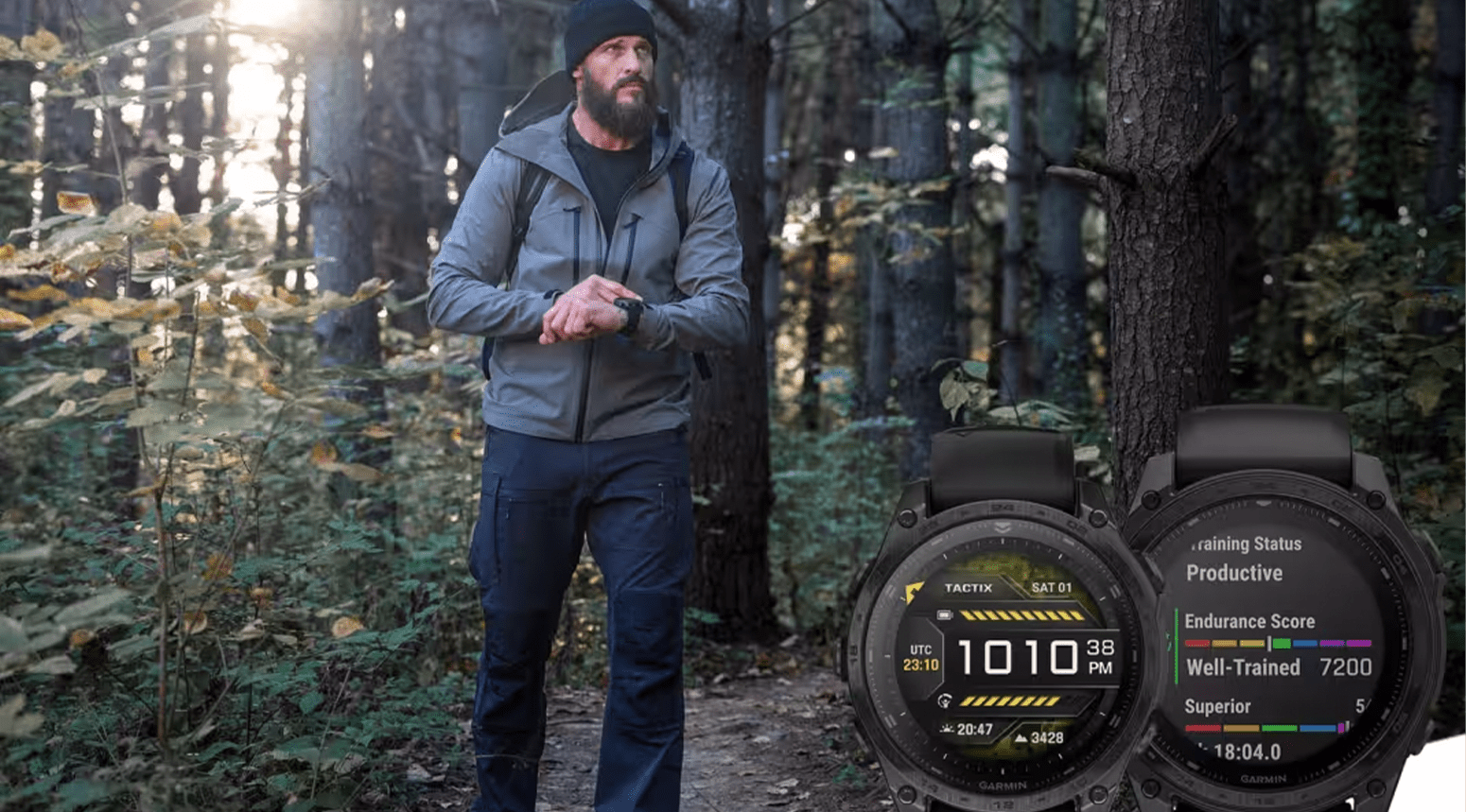 Ein Mann im Wald trägt eine Jacke und einen Rucksack und überprüft seine Garmin tactix 8-Smartwatch mit Fitnessdaten.